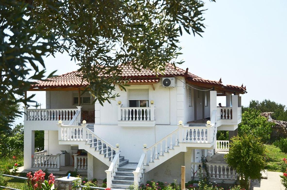 Helen Apartments Lukove Bagian luar foto