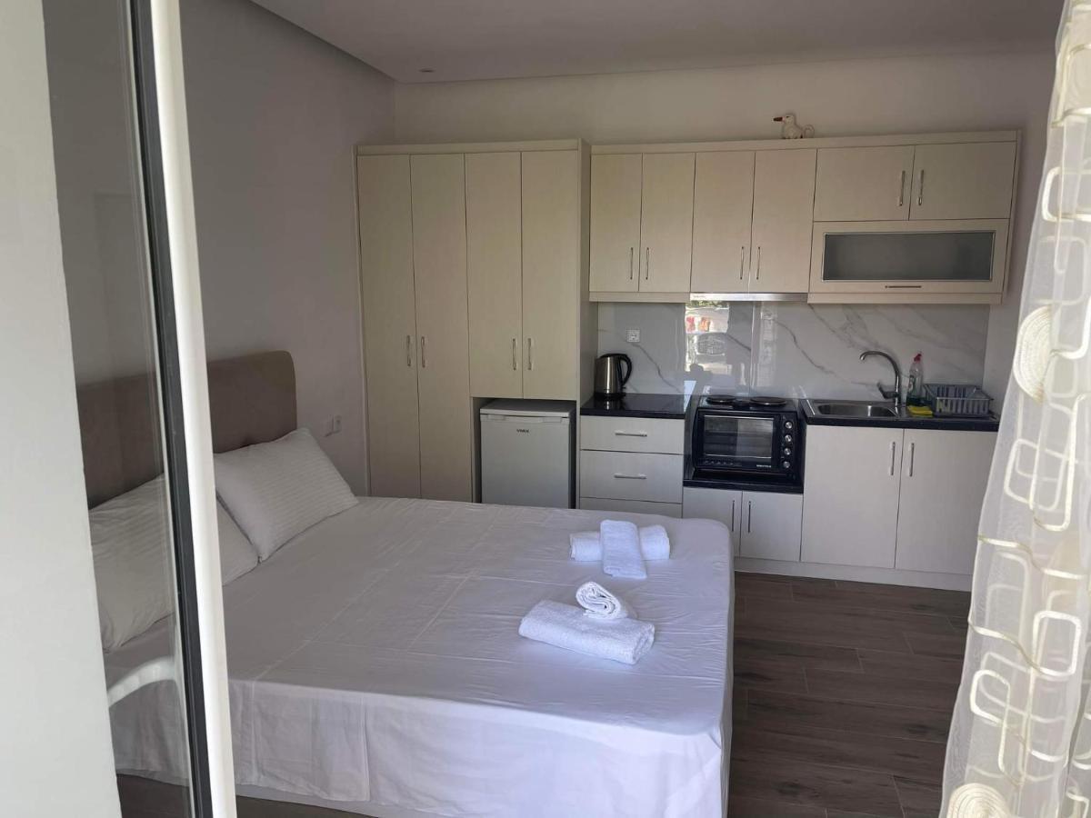 Helen Apartments Lukove Bagian luar foto
