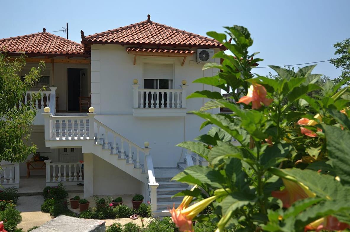 Helen Apartments Lukove Bagian luar foto